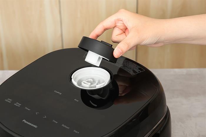 Nồi cơm điện tử Panasonic 1.8 lít SR-DM184KRA Màu Đen