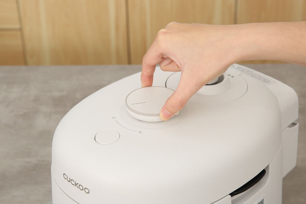 Nồi cơm điện tử áp suất Cuckoo 0.54 lít CRP-T0310FGW Màu Trắng