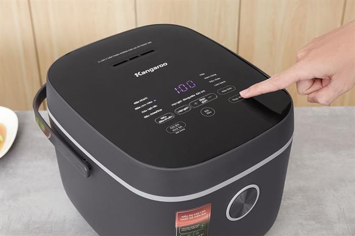 Nồi cơm điện tử Kangaroo 1.8 lít KGRC18D3G Màu Đen