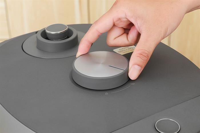 Nồi cơm áp suất cao tần Cuckoo 1.8 lít CRP-LHBR1000F Màu Đen - Xám