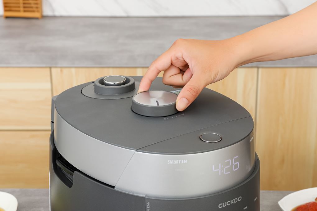 Nồi cơm áp suất cao tần Cuckoo 1.08 lít CRP-LHBR0600F Màu Xám