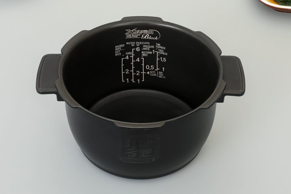 Nồi cơm áp suất cao tần Cuckoo 1.08 lít CRP-BHBC0600F Màu Đen - Xám