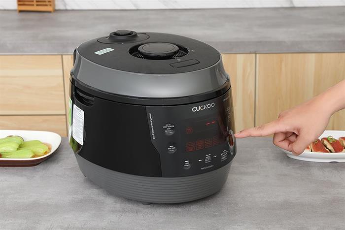 Nồi cơm điện tử áp suất Cuckoo 1.8 lít CRP-QSBC1000F Màu Đen - Xám