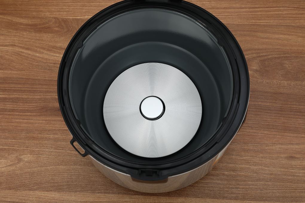 Nồi cơm nắp gài BlueStone 1.8 lít RCB-5527 Màu Đen - Xám