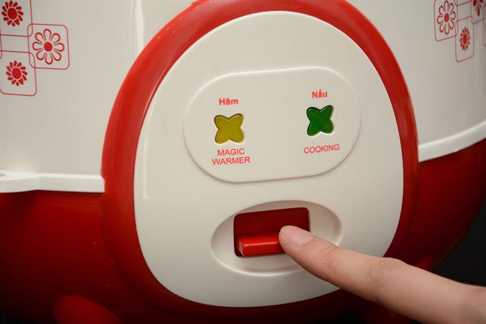 Nồi cơm nắp gài Happycook 1.8 lít HC-180A Màu Trắng - Đỏ