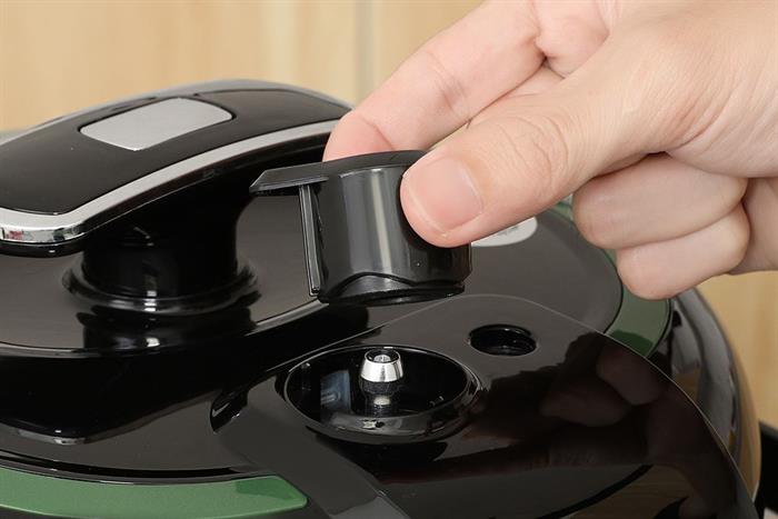 Nồi áp suất Nagakawa NEP5369 6 lít Màu Đen - Xanh lá