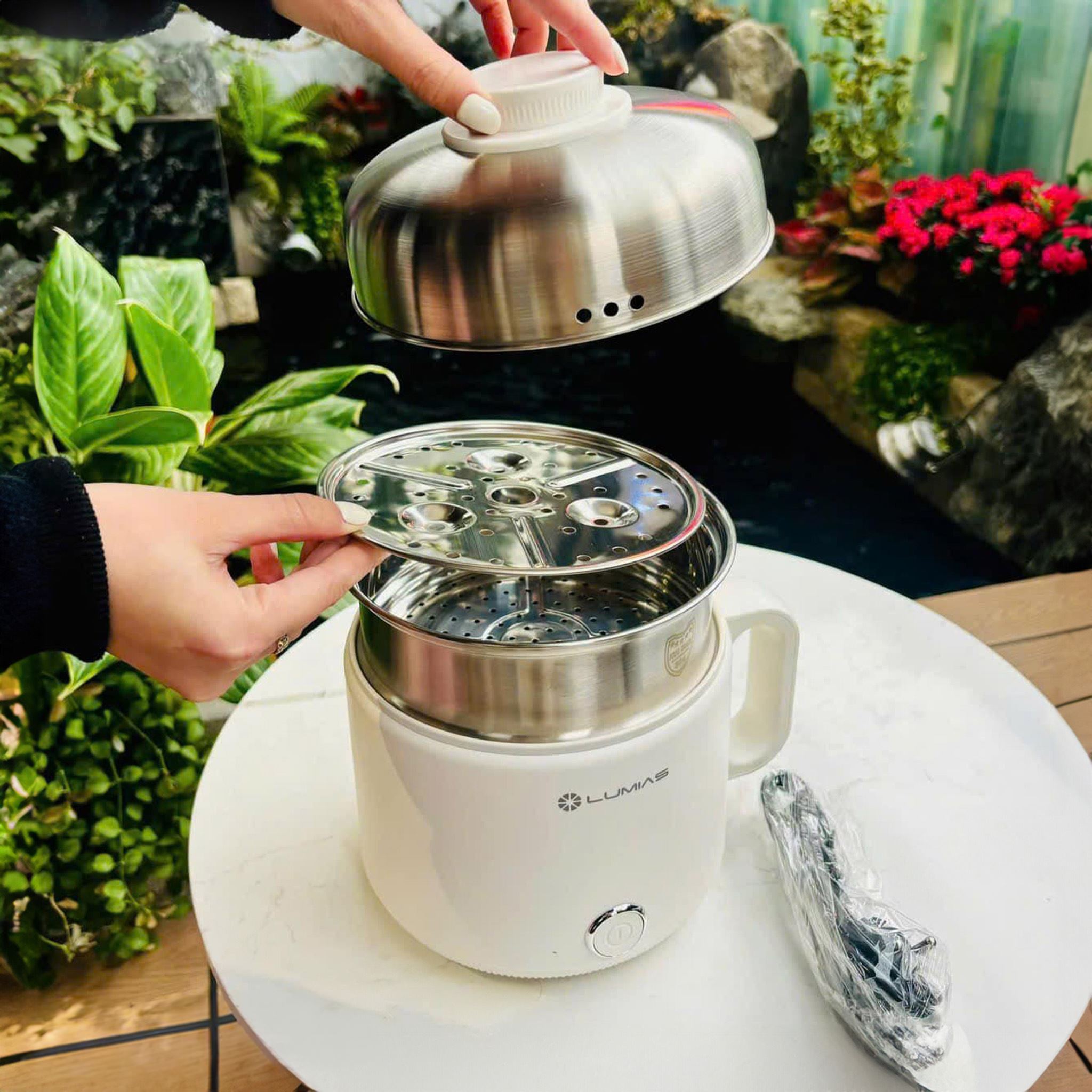 Nồi lẩu điện LUMIAS LM-PM606 1.6 lít có khả năng nấu đa dạng các món như: lẩu sôi, nấu mì, hấp rau củ, nấu súp, đun nước nóng, nấu cháo,...