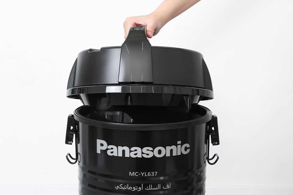 Máy hút bụi công nghiệp Panasonic MC-YL637SN49 Màu Đen