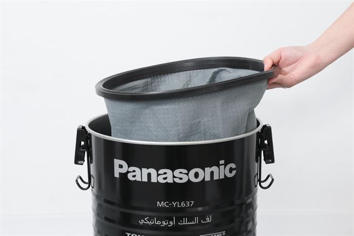 Máy hút bụi công nghiệp Panasonic MC-YL637SN49 Màu Đen
