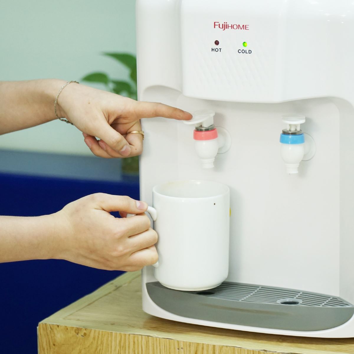 Cây nước nóng lạnh FUJIHOME WD5510E 485W Màu Trắng
