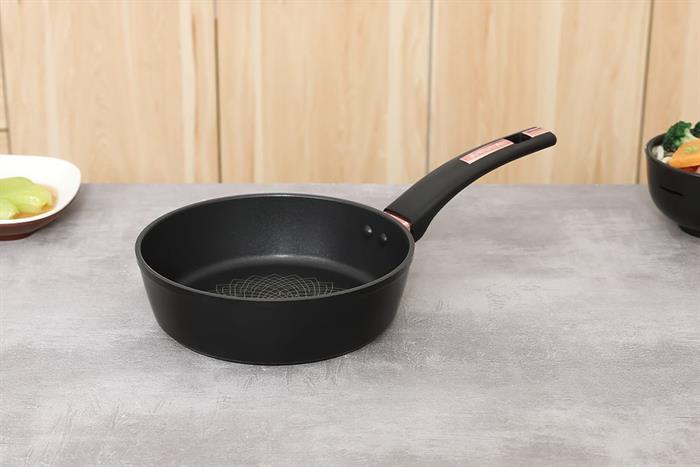 Chảo nhôm chống dính Ultra titanium đáy từ 20 cm Sunhouse ST20B Màu Đen