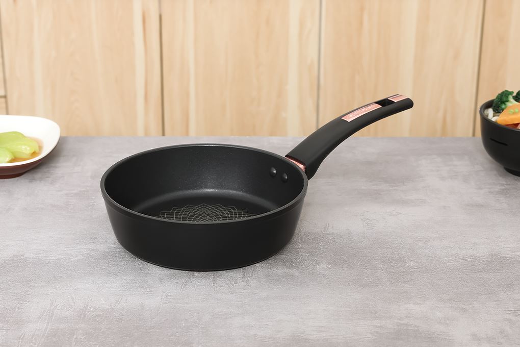 Chảo nhôm chống dính Ultra titanium đáy từ 20 cm Sunhouse ST20B Màu Đen