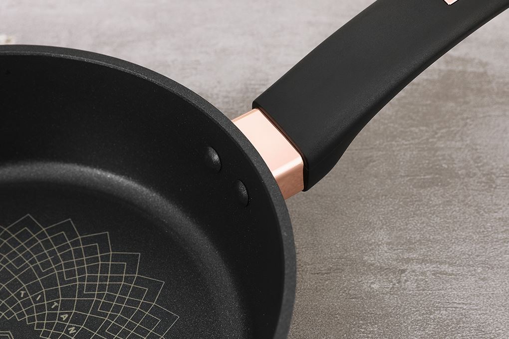 Chảo nhôm chống dính Ultra titanium đáy từ 20 cm Sunhouse ST20B Màu Đen