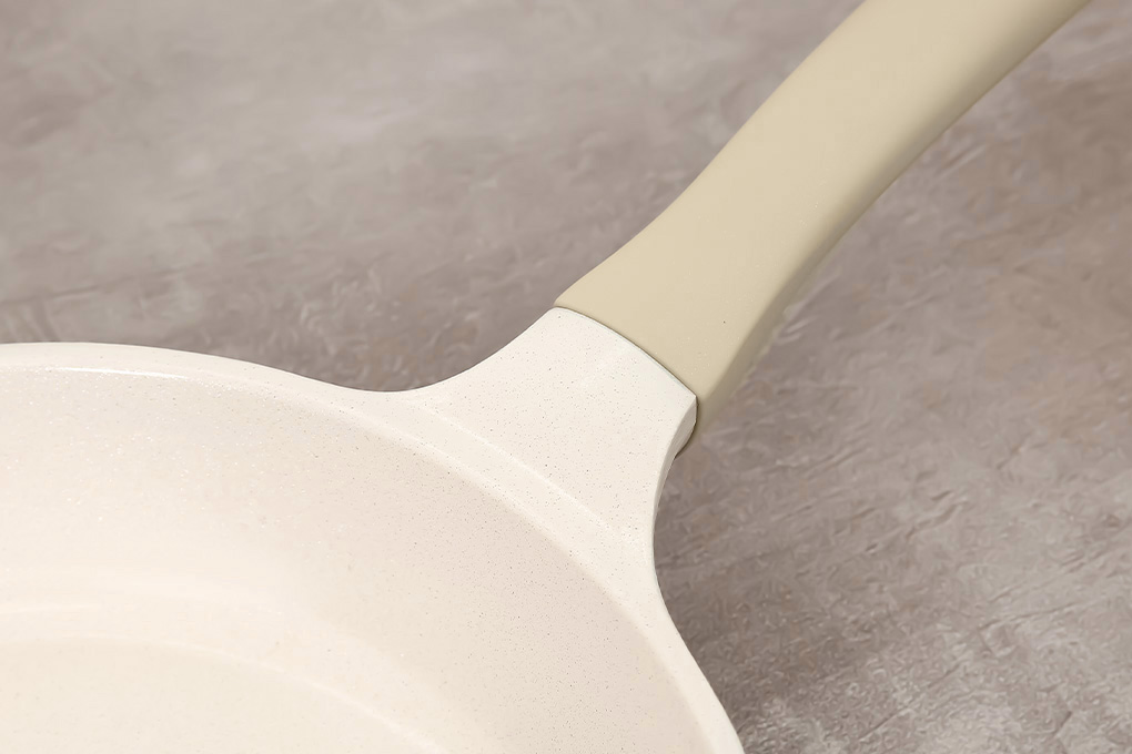 Chảo nhôm chống dính vân đá đáy từ 24 cm Inochi Omi Simple HIN.CHOS.VD24 Màu Trắng