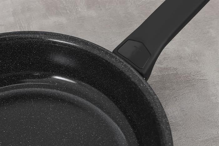 Chảo nhôm chống dính đáy từ 24 cm Tefal Expertise G2020432 Màu Đen