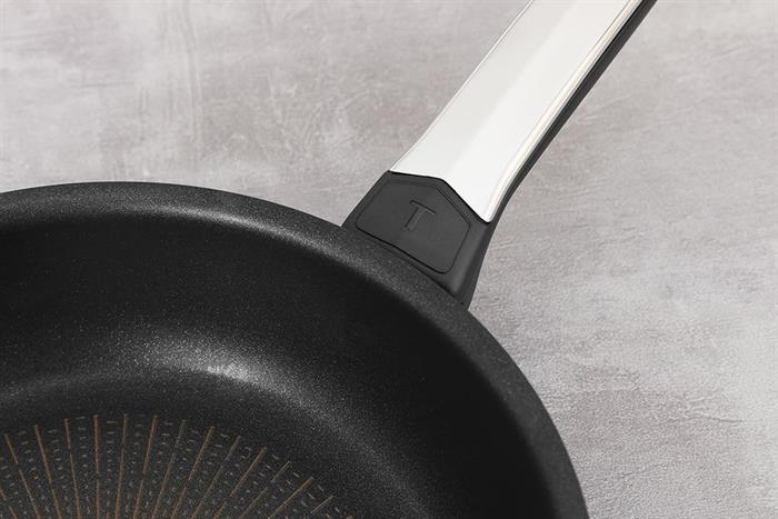 Chảo nhôm chống dính đáy từ 24 cm Tefal Excellence Fusion G3380402 Màu Đen