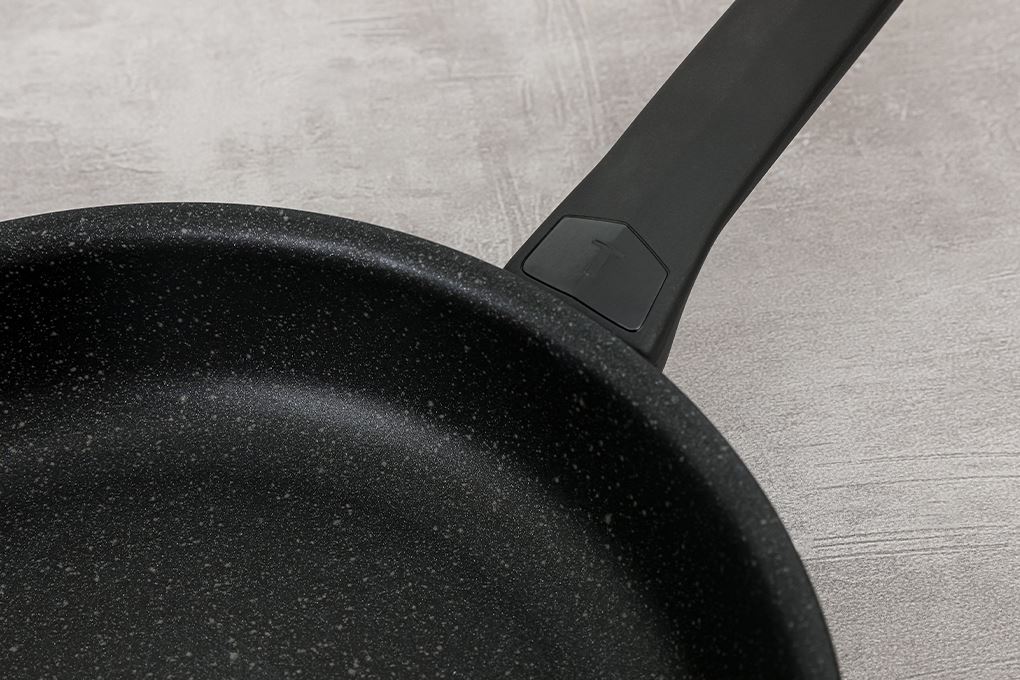 Chảo nhôm chống dính đáy từ 26 cm Tefal Expertise G3210532 Màu Đen