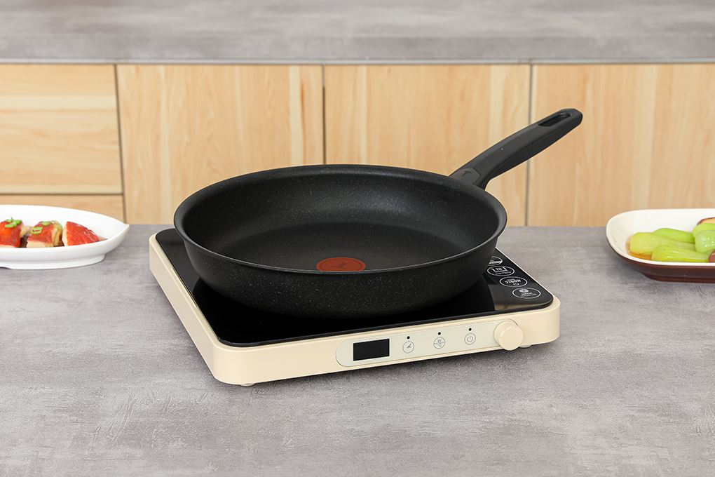Chảo nhôm chống dính đáy từ 28 cm Tefal Expertise G3210602 Màu Đen