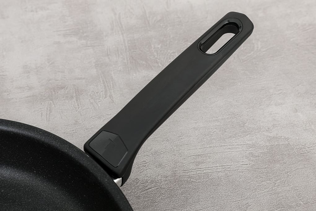 Chảo nhôm chống dính đáy từ 28 cm Tefal Expertise G3210602 Màu Đen