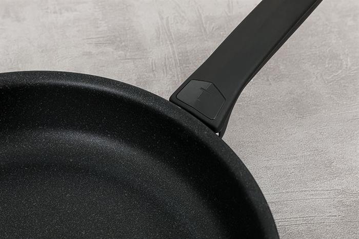 Chảo nhôm chống dính đáy từ 28 cm Tefal G3210602 Màu Đen