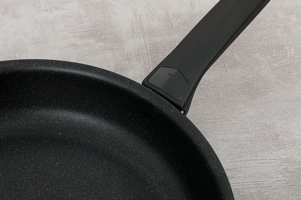 Chảo nhôm chống dính đáy từ 28 cm Tefal Expertise G3210602 Màu Đen