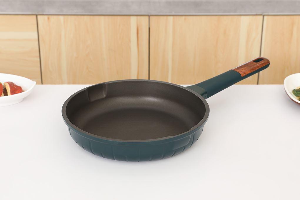 Chảo nhôm chống dính đáy từ 24 cm Delites Y2324 Màu Xanh dương đậm