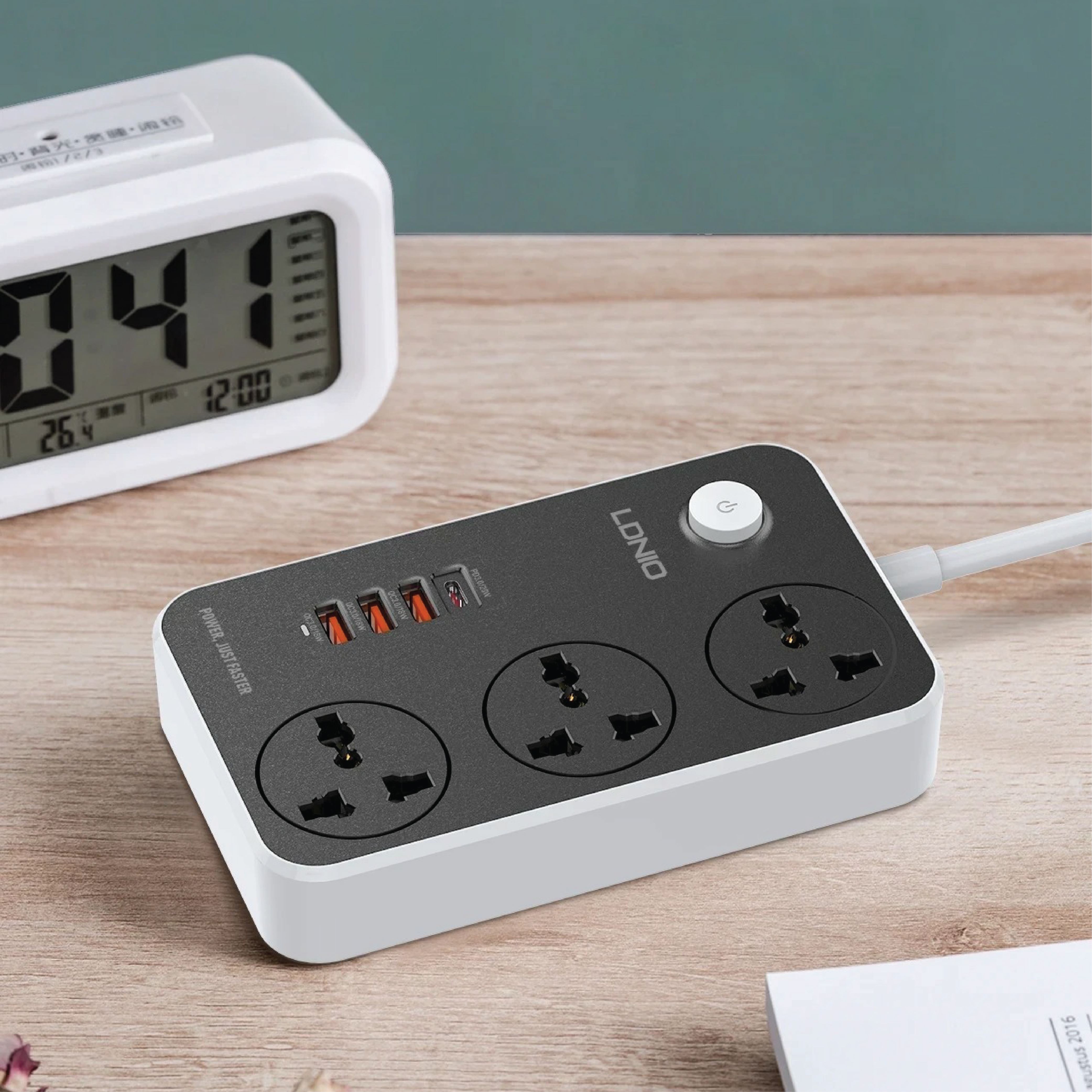 Ổ cắm điện Ldnio 3 lỗ 3 USB 1 Type C 2m SC3412 - bảng điều khiển