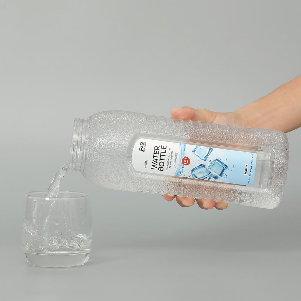 Bình đựng nước nhựa 1500 ml Lock&Lock HAP731 Màu Trắng