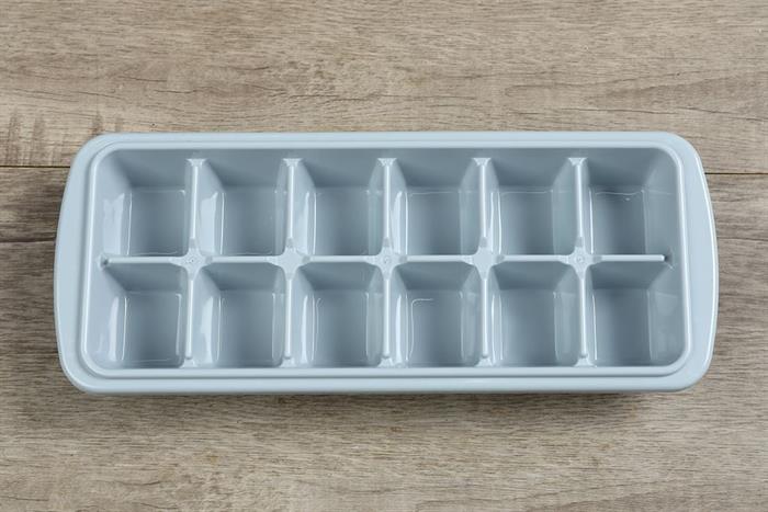 Khay đá nhựa 12 viên Inochi Kari Màu Xanh