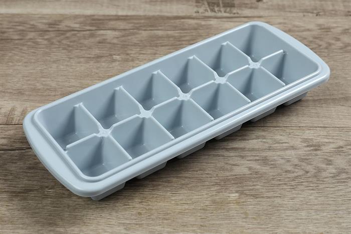 Khay đá nhựa 12 viên Inochi Kari Màu Xanh