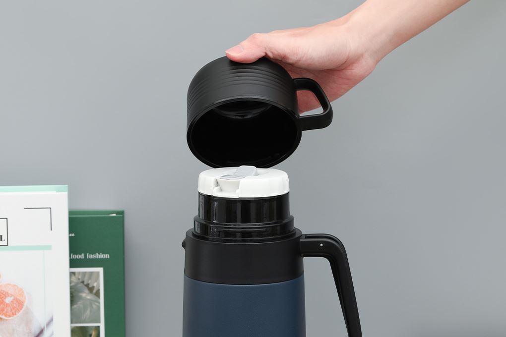 Bình giữ nhiệt inox 1800 ml Lock&Lock Easy Outdoor Vacuum Bottle LHC1485NVY Màu Xanh Navy