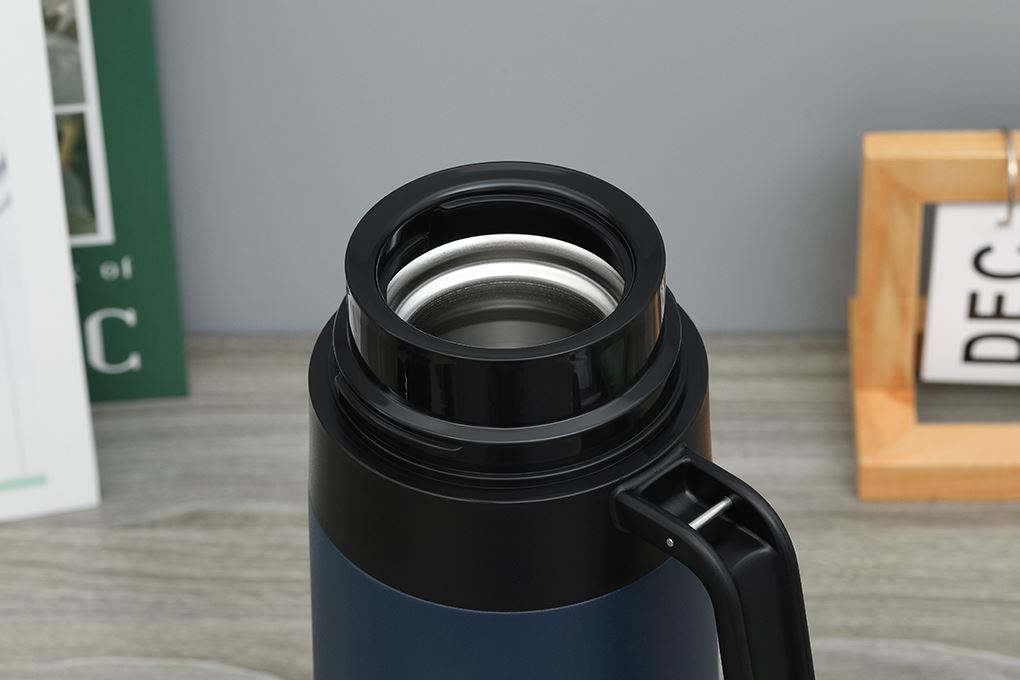 Bình giữ nhiệt inox 1800 ml Lock&Lock Easy Outdoor Vacuum Bottle LHC1485NVY Màu Xanh Navy