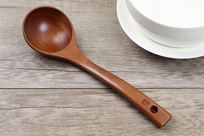 Vá gỗ xà cừ Trường Sơn S3 được làm từ gỗ xà cừ cứng cáp, chịu nhiệt tốt, tránh cong vênh hay nứt nẻ