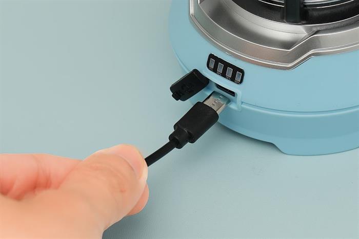 Đèn sạc năng lượng mặt trời Comet CRL3403S Màu Xanh