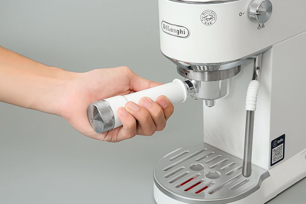 Máy pha cà phê Delonghi EC890.WI Màu Trắng