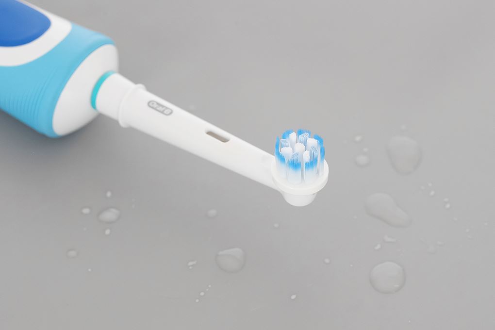 Bàn chải điện Oral-B Vitality Extra Sensitive Clean D12.513 Màu Trắng - Xanh