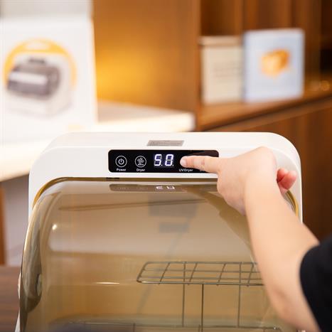 Máy sấy tiệt trùng UV LUMIAS LUD-08 đế nhựa Màu Màu be