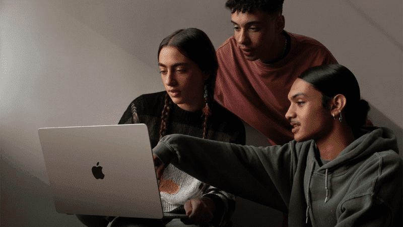 Người dùng có thể thoải mái sử dụng MacBook cả ngày dài mà không cần sạc liên tục