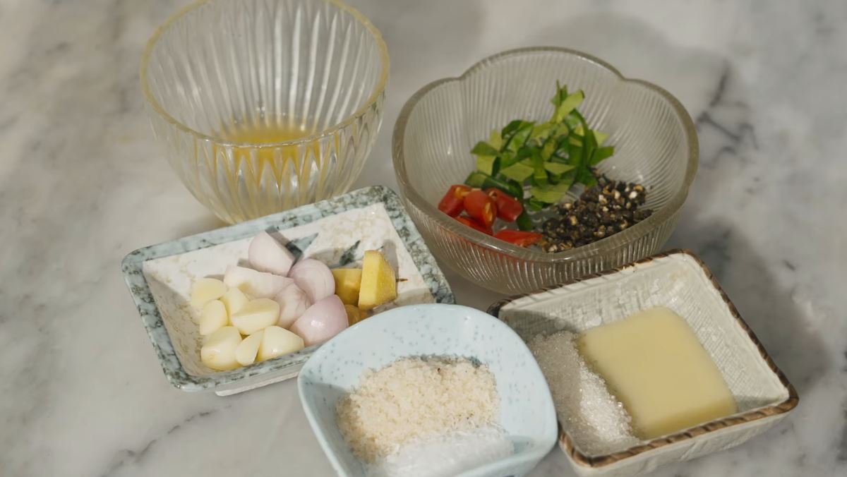 Nguyên liệu món ăn nước chấm chân gà sốt thái