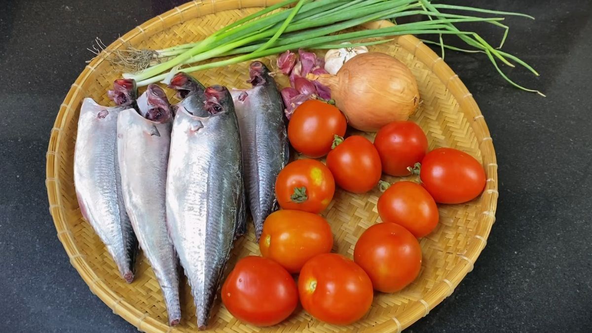 Nguyên liệu món ăn cá mòi kho rục xương