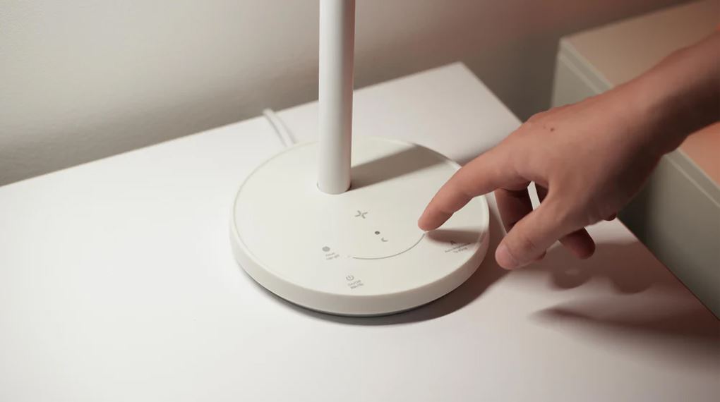 Điều khiển cảm ứng của đèn HyperWork Nova HPW-DL02-WHT thao tác nhanh và tiện lợi