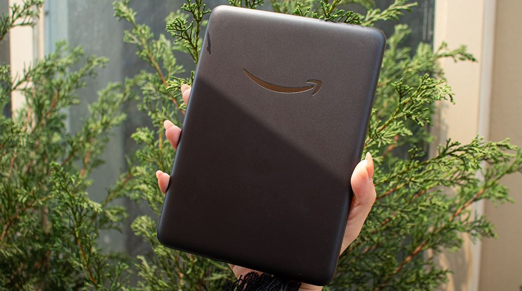 Thiết kế mỏng nhẹ, chống nước IPX8 giúp Kindle Colorsoft đồng hành trong nhiều không gian đọc