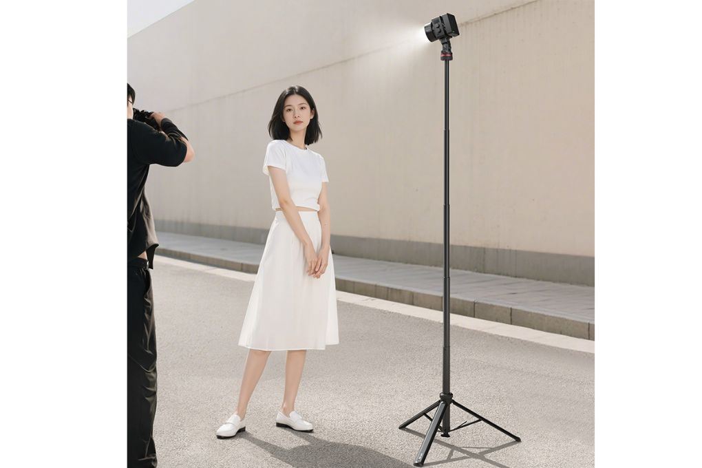 Chân Tripod Kiêm Gậy Selfie Tự Bung Chân Nhanh 2.13m Ulanzi MT-80 Màu Đen