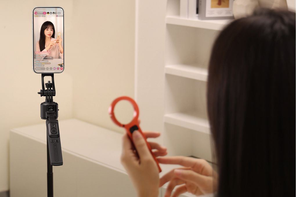 Chân Tripod Kiêm Gậy Selfie Magnetic AI Auto Tracking 360 1.61m Ulanzi TT23M Kèm Remote Bluetooth Màu Đen