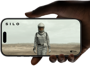 Một bàn tay đang cầm iPhone 17 Pro, [NDA], theo chiều ngang, đang phát video trên màn hình toàn phần để minh họa thời lượng pin