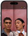 Màn hình trước của iPhone 17 Pro hiển thị Trung Tâm Màn Hình cho các tính năng ảnh và cách chụp ảnh selfie nhóm với các khuôn mặt được làm nổi bật