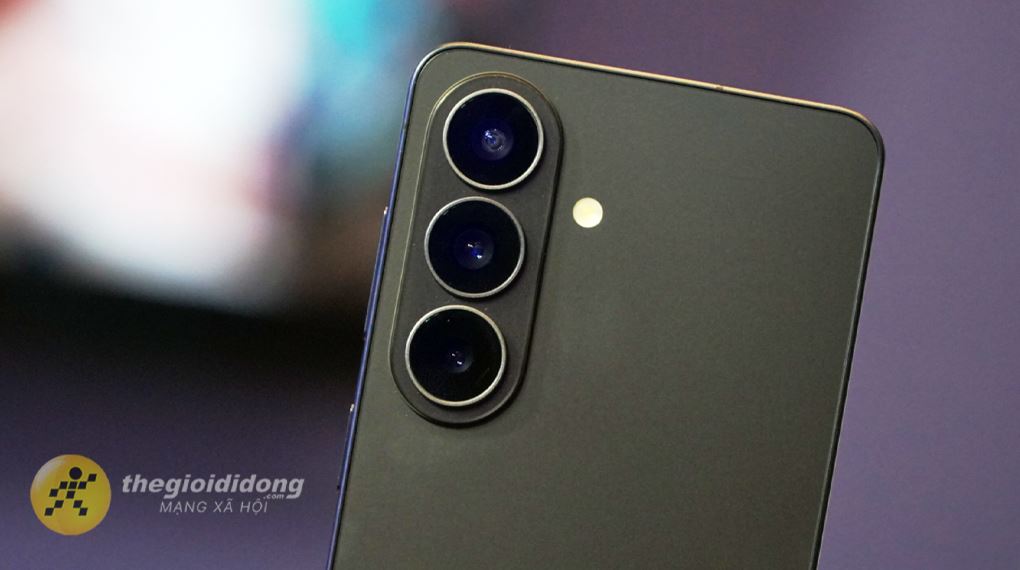 Samsung Galaxy S26 256GB sở hữu camera Tele và góc siêu rộng giúp chụp ảnh từ xa hay phong cảnh bao quát đều vô cùng chuyên nghiệp Samsung Galaxy S26 256GB sở hữu camera Tele và góc siêu rộng giúp chụp ảnh từ xa hay phong cảnh bao quát đều vô cùng chuyên nghiệp