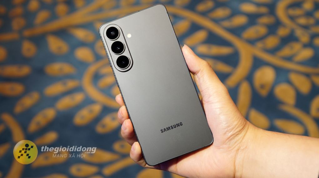 Samsung Galaxy S26 Plus 512GB sở hữu kính Gorilla Glass Victus 2 ở cả hai mặt, giúp bảo vệ toàn diện máy khỏi trầy xước và va đập mạnh Samsung Galaxy S26 Plus 512GB sở hữu kính Gorilla Glass Victus 2 ở cả hai mặt, giúp bảo vệ toàn diện máy khỏi trầy xước và va đập mạnh