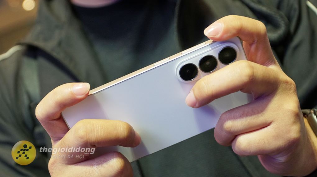 Samsung Galaxy S26 Plus 512GB tích hợp sạc nhanh 45W giúp nạp đầy năng lượng trong thời gian ngắn, tối ưu hóa thời gian sử dụng máy Samsung Galaxy S26 Plus 512GB tích hợp sạc nhanh 45W giúp nạp đầy năng lượng trong thời gian ngắn, tối ưu hóa thời gian sử dụng máy