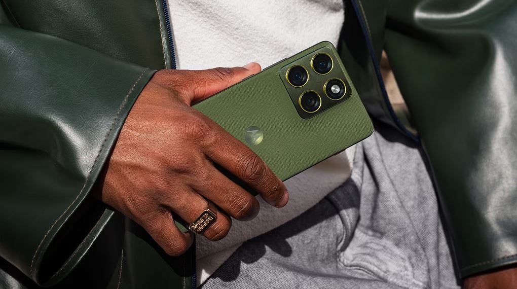 Motorola Edge 70 siêu mỏng 5.99mm và nặng 159g, mang lại cảm giác cầm nắm thoải mái và dễ dàng bỏ túi khi di chuyển Motorola Edge 70 siêu mỏng 5.99mm và nặng 159g, mang lại cảm giác cầm nắm thoải mái và dễ dàng bỏ túi khi di chuyển